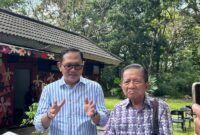Wakil Ketua DPRD PALI, Firdaus Hasbullah (kiri), didampingi Tokoh Masyarakat PALI, Drs. H. Soemarjono (kanan), saat memberikan keterangan pers usai forum strategis bedah polemik Pergub 40/2017 di Palembang. Firdaus menegaskan komitmen penuh untuk mencabut regulasi usang yang merugikan rakyat demi terciptanya keadilan dan kesejahteraan di Bumi Serepat Serasan. (Foto: Dok/ Andi)