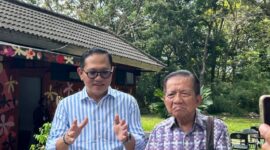 Wakil Ketua DPRD PALI, Firdaus Hasbullah (kiri), didampingi Tokoh Masyarakat PALI, Drs. H. Soemarjono (kanan), saat memberikan keterangan pers usai forum strategis bedah polemik Pergub 40/2017 di Palembang. Firdaus menegaskan komitmen penuh untuk mencabut regulasi usang yang merugikan rakyat demi terciptanya keadilan dan kesejahteraan di Bumi Serepat Serasan.  (Foto: Dok/ Andi)