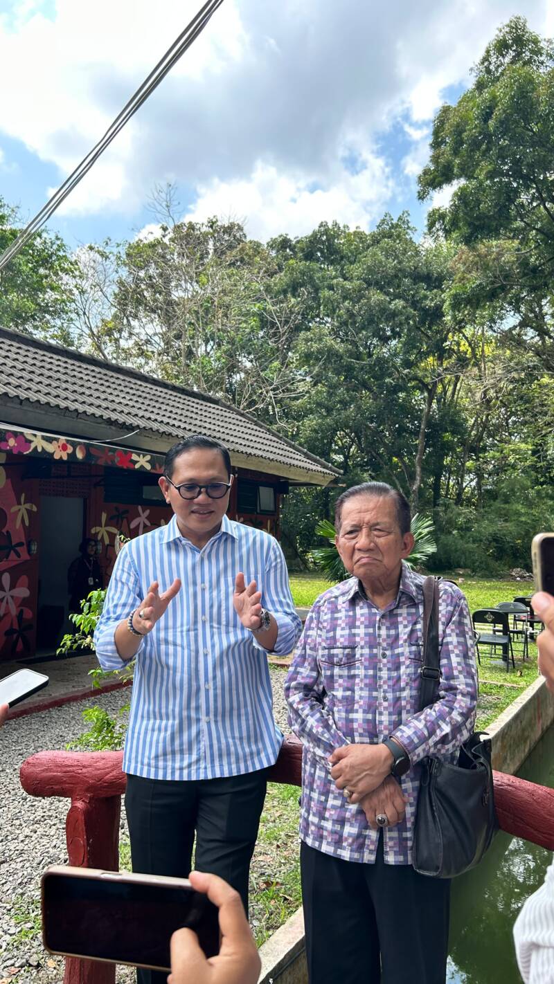Wakil Ketua DPRD PALI, Firdaus Hasbullah (kiri), didampingi Tokoh Masyarakat PALI, Drs. H. Soemarjono (kanan), saat memberikan keterangan pers usai forum strategis bedah polemik Pergub 40/2017 di Palembang. Firdaus menegaskan komitmen penuh untuk mencabut regulasi usang yang merugikan rakyat demi terciptanya keadilan dan kesejahteraan di Bumi Serepat Serasan. (Foto: Dok/ Andi)