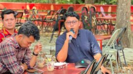 Ketua DPD PGK Kabupaten PALI, Muhammad Syafiyallah, S.Sos (tengah, memegang mikrofon), menyampaikan aspirasi dalam diskusi koordinasi bersama Praktisi Hukum Dhabi K. Gumarya, SH., MH. (kiri depan, berbaju kotak-kotak). Pertemuan yang digelar di Agam Pisan Jilid 4 Cafe, Palembang, Kamis (30/7/2026), ini menghasilkan rekomendasi mendesak pembentukan Tim Penilai Tanam Tumbuh Independen untuk merevisi Pergub No. 40 Tahun 2017 yang dinilai usang dan merugikan rakyat. (Foto: Dok/Andi)