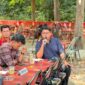 Ketua DPD PGK Kabupaten PALI, Muhammad Syafiyallah, S.Sos (tengah, memegang mikrofon), menyampaikan aspirasi dalam diskusi koordinasi bersama Praktisi Hukum Dhabi K. Gumarya, SH., MH. (kiri depan, berbaju kotak-kotak). Pertemuan yang digelar di Agam Pisan Jilid 4 Cafe, Palembang, Kamis (30/7/2026), ini menghasilkan rekomendasi mendesak pembentukan Tim Penilai Tanam Tumbuh Independen untuk merevisi Pergub No. 40 Tahun 2017 yang dinilai usang dan merugikan rakyat. (Foto: Dok/Andi)