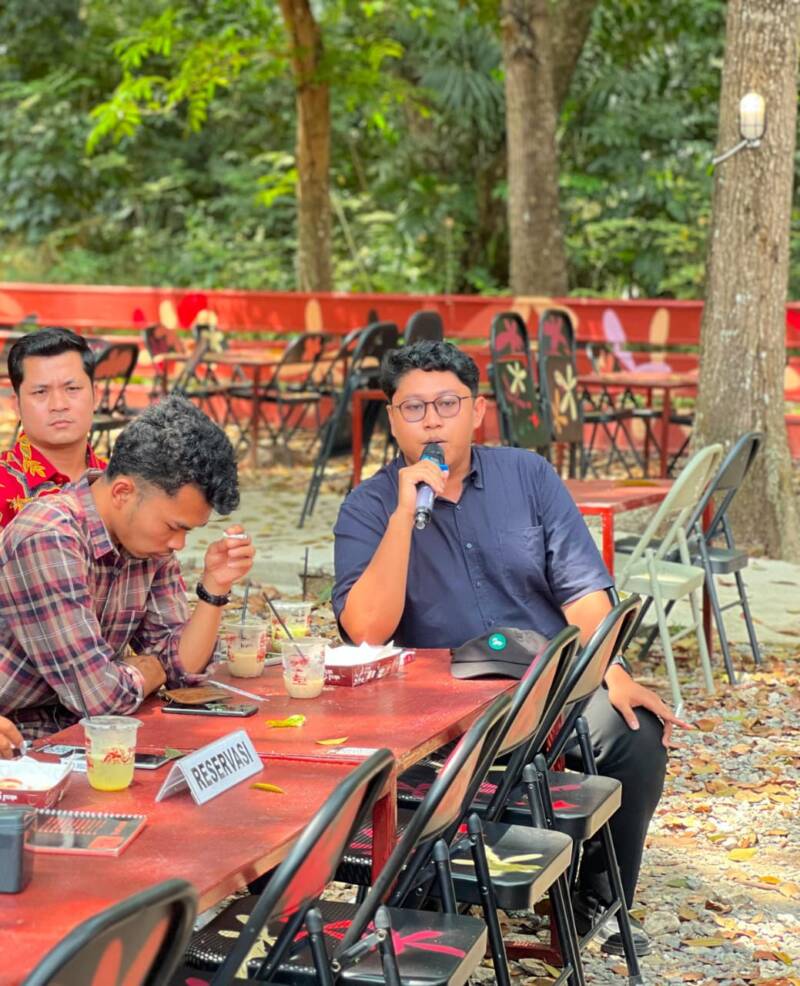 Ketua DPD PGK Kabupaten PALI, Muhammad Syafiyallah, S.Sos (tengah, memegang mikrofon), menyampaikan aspirasi dalam diskusi koordinasi bersama Praktisi Hukum Dhabi K. Gumarya, SH., MH. (kiri depan, berbaju kotak-kotak). Pertemuan yang digelar di Agam Pisan Jilid 4 Cafe, Palembang, Kamis (30/7/2026), ini menghasilkan rekomendasi mendesak pembentukan Tim Penilai Tanam Tumbuh Independen untuk merevisi Pergub No. 40 Tahun 2017 yang dinilai usang dan merugikan rakyat. (Foto: Dok/Andi)