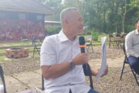 Praktisi hukum Sumatera Selatan, Dhabi K Gumarya, SH., MH., saat menunjukkan salinan Pergub Nomor 40 Tahun 2017 di Agam Pisan Jilid 4 Cafe, Sukarami, Palembang. Ia menegaskan bahwa regulasi tersebut harus dicabut sebagai solusinya karena tidak segaris dengan Undang-Undang Nomor 2 Tahun 2012 dan PP Nomor 19 Tahun 2021. (Foto: Dok/tintamerah.co)