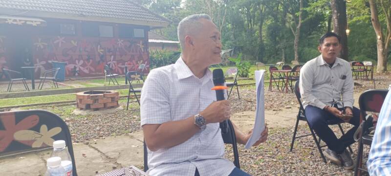 Praktisi hukum Sumatera Selatan, Dhabi K Gumarya, SH., MH., saat menunjukkan salinan Pergub Nomor 40 Tahun 2017 di Agam Pisan Jilid 4 Cafe, Sukarami, Palembang. Ia menegaskan bahwa regulasi tersebut harus dicabut sebagai solusinya karena tidak segaris dengan Undang-Undang Nomor 2 Tahun 2012 dan PP Nomor 19 Tahun 2021. (Foto: Dok/tintamerah.co)