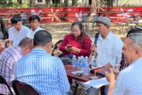 Koordinator Rumah Singgah Aktivis PALI, Efran (bertopi), didampingi para pimpinan aliansi LSM, tokoh masyarakat, serta jajaran pemangku kepentingan saat menyampaikan aspirasi dalam rapat koordinasi dan diskusi strategis bersama praktisi hukum terkemuka Sumatera Selatan, Dhabi K. Gumarya, S.H., M.H., di Agam Pisan Jilid 4 Cafe, Palembang, guna mengawal survei seismik sekaligus menuntut revisi total Pergub Sumsel No. 40 Tahun 2017. (Foto: Dok/Andi)