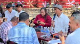 Koordinator Rumah Singgah Aktivis PALI, Efran (bertopi), didampingi para pimpinan aliansi LSM, tokoh masyarakat, serta jajaran pemangku kepentingan saat menyampaikan aspirasi dalam rapat koordinasi dan diskusi strategis  bersama praktisi hukum terkemuka Sumatera Selatan, Dhabi K. Gumarya, S.H., M.H., di Agam Pisan Jilid 4 Cafe, Palembang, guna mengawal survei seismik sekaligus menuntut revisi total Pergub Sumsel No. 40 Tahun 2017. (Foto: Dok/Andi)