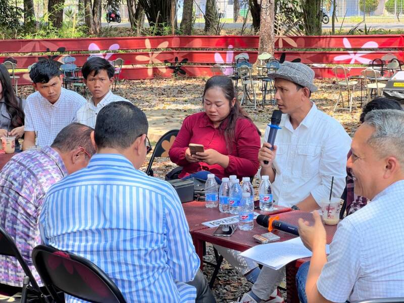 Koordinator Rumah Singgah Aktivis PALI, Efran (bertopi), didampingi para pimpinan aliansi LSM, tokoh masyarakat, serta jajaran pemangku kepentingan saat menyampaikan aspirasi dalam rapat koordinasi dan diskusi strategis bersama praktisi hukum terkemuka Sumatera Selatan, Dhabi K. Gumarya, S.H., M.H., di Agam Pisan Jilid 4 Cafe, Palembang, guna mengawal survei seismik sekaligus menuntut revisi total Pergub Sumsel No. 40 Tahun 2017. (Foto: Dok/Andi)