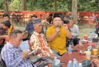 Ketua LSM Serampuh, Sonny Ternando, saat menyampaikan pertanyaan tajam dalam sesi tanya jawab diskusi polemik Pergub Sumsel 40/2017 di Agam Pisan Cafe, Palembang, Kamis (30/7/2026), dalam rangka menyatukan gerak langkah menuntut revisi total Pergub Nomor 40 Tahun 2017 demi keadilan kompensasi warga terdampak survei seismik. (Foto: Dok/Andi)