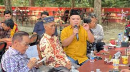 Ketua LSM Serampuh, Sonny Ternando, saat menyampaikan pertanyaan tajam dalam sesi tanya jawab diskusi polemik Pergub Sumsel 40/2017 di Agam Pisan Cafe, Palembang, Kamis (30/7/2026), dalam rangka menyatukan gerak langkah menuntut revisi total Pergub Nomor 40 Tahun 2017 demi keadilan kompensasi warga terdampak survei seismik. (Foto: Dok/Andi)