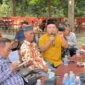 Ketua LSM Serampuh, Sonny Ternando, saat menyampaikan pertanyaan tajam dalam sesi tanya jawab diskusi polemik Pergub Sumsel 40/2017 di Agam Pisan Cafe, Palembang, Kamis (30/7/2026), dalam rangka menyatukan gerak langkah menuntut revisi total Pergub Nomor 40 Tahun 2017 demi keadilan kompensasi warga terdampak survei seismik. (Foto: Dok/Andi)