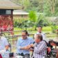 Drs. H. Soemarjono didampingi Wakil Ketua DPRD PALI, Firdaus Hasbullah, S.H., M.H.,  dan praktisi hukum Sumsel Dhabi K. Gumarya, S.H., M.H., saat menyampaikan closing statement tegas dalam koordinasi dan diskusi bersama Rumah Singgah Aktivis (RSA) PALI di Agam Pisan Jilid 4 Cafe, Sukarami, Palembang, Kamis, 30 Juli 2026). (Foto: Dok/Andi)