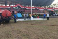 Kepala Badan Kesbangpol PALI, Dedi Ahmadi (kedua dari kiri), meninjau langsung kesiapan panggung dan fasilitas di Lapangan Stadion Gelora November Pertamina, Pendopo, pada gladi bersih HUT Kemerdekaan RI Ke-81, Minggu (16/8/2026). Optimisme dan semangat tinggi terlihat jelas dalam wajah seluruh panitia dan tim pendukung yang siap mengibarkan Sang Saka Merah Putih dengan sempurna. (Foto: Dok/tintamerah.co)