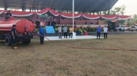 Kepala Badan Kesbangpol PALI, Dedi Ahmadi (kedua dari kiri), meninjau langsung kesiapan panggung dan fasilitas di Lapangan Stadion Gelora November Pertamina, Pendopo, pada gladi bersih HUT Kemerdekaan RI Ke-81, Minggu (16/8/2026). Optimisme dan semangat tinggi terlihat jelas dalam wajah seluruh panitia dan tim pendukung yang siap mengibarkan Sang Saka Merah Putih dengan sempurna. (Foto: Dok/tintamerah.co)