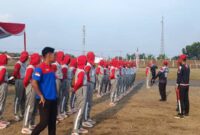 Pelatih Paskibra Aiptu Maryono memimpin langsung jalannya gladi bersih Paskibraka PALI di Stadion Gelora November, Minggu (16/8/2026), demi memastikan kesiapan teknis dan fisik pasukan jelang upacara HUT RI ke-81. (Foto: Dok/tintamerah.co)
