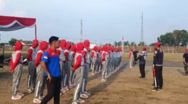 Pelatih Paskibra Aiptu Maryono memimpin langsung jalannya gladi bersih Paskibraka PALI di Stadion Gelora November, Minggu (16/8/2026), demi memastikan kesiapan teknis dan fisik pasukan jelang upacara HUT RI ke-81. (Foto: Dok/tintamerah.co)
