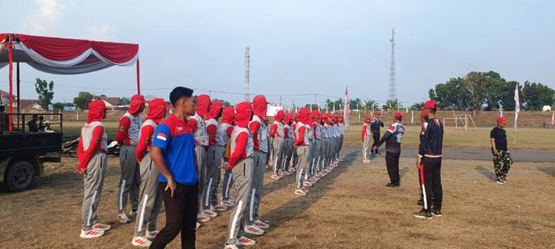Pelatih Paskibra Aiptu Maryono memimpin langsung jalannya gladi bersih Paskibraka PALI di Stadion Gelora November, Minggu (16/8/2026), demi memastikan kesiapan teknis dan fisik pasukan jelang upacara HUT RI ke-81. (Foto: Dok/tintamerah.co)