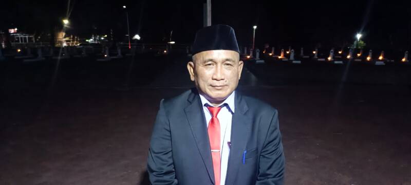 Kepala Dinas Sosial Kabupaten PALI, Edy Irwan, SE., M.Si., saat memberikan keterangan pers usai sukses memimpin pengamanan dan teknis pelaksanaan Apel Kehormatan dan Renungan Suci HUT RI ke-81 di TMP Kusuma Bangsa, Talang Ubi, Sabtu (16/8/2026) malam.  (Foto: Dok/tintamerah.co)