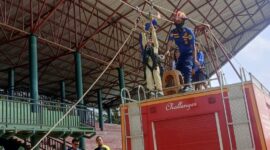 Seorang anak (Shaquille Oniel) didampingi personel Damkar PALI meluncur di wahana flying fox dalam Sunday Morning di Gelora November Pertamina Pendopo, Minggu (2/8/2026). Warga antusias mengapresiasi inisiatif ini sebagai sarana pembentukan mental dan keberanian anak sejak dini. (Foto: Dok/Istimewah)