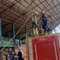Seorang anak (Shaquille Oniel) didampingi personel Damkar PALI meluncur di wahana flying fox dalam Sunday Morning di Gelora November Pertamina Pendopo, Minggu (2/8/2026). Warga antusias mengapresiasi inisiatif ini sebagai sarana pembentukan mental dan keberanian anak sejak dini. (Foto: Dok/Istimewah)