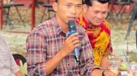 Koordinator Front Perlawanan Rakyat (FPR) PALI, Edo Syaputra, saat menyampaikan pernyataan sikap tegas dan mendesak aparat penegak hukum serta Satpol PP agar bernyali menindak tegas dugaan operasional PKS PT Aburahmi tanpa izin di Talang Ubi. (Foto: Dok/Istimewah)