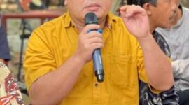 Ketua LSM Serampuh, Sonny Ternando, memberikan keterangan pers penuh penegasan terkait dugaan operasional ilegal pabrik sawit PT Aburahmi. (Foto: Dok/Istimewah)