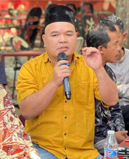 Ketua LSM Serampuh, Sonny Ternando, memberikan keterangan pers penuh penegasan terkait dugaan operasional ilegal pabrik sawit PT Aburahmi. (Foto: Dok/Istimewah)