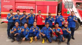 Kepala Dinas Pemadam Kebakaran dan Penyelamatan Kabupaten PALI, Rizal Pahlevi, AP., M.Si, bersama personil tampil kompak dan penuh semangat sebelum pelaksanaan wahana Flying Fox di Stadion Gelora November, Talang Ubi, dalam kemeriahan kegiatan Sunday Morning, Minggu (2/8/2026). (Foto: Dok/Istimewah)