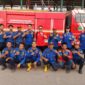 Kepala Dinas Pemadam Kebakaran dan Penyelamatan Kabupaten PALI, Rizal Pahlevi, AP., M.Si, bersama personil tampil kompak dan penuh semangat sebelum pelaksanaan wahana Flying Fox di Stadion Gelora November, Talang Ubi, dalam kemeriahan kegiatan Sunday Morning, Minggu (2/8/2026). (Foto: Dok/Istimewah)