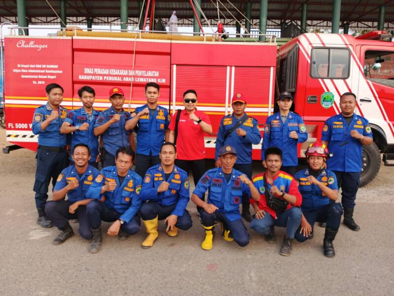 Kepala Dinas Pemadam Kebakaran dan Penyelamatan Kabupaten PALI, Rizal Pahlevi, AP., M.Si, bersama personil tampil kompak dan penuh semangat sebelum pelaksanaan wahana Flying Fox di Stadion Gelora November, Talang Ubi, dalam kemeriahan kegiatan Sunday Morning, Minggu (2/8/2026). (Foto: Dok/Istimewah)