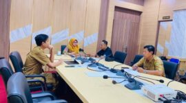 Kepala DPMPTSP Kabupaten PALI, Rismaliza, saat memberikan keterangan resmi kepada redaksi tintamerah.co di ruang kerjanya, membeberkan carut-marut perizinan PT Aburahmi yang nekat beroperasi meski dokumen legalitas operasional belum sah di tangan, Senin (3/8/2026). (Foto: Dok/Istimewah)