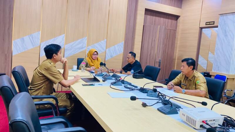 Kepala DPMPTSP Kabupaten PALI, Rismaliza, saat memberikan keterangan resmi kepada redaksi tintamerah.co di ruang kerjanya, membeberkan carut-marut perizinan PT Aburahmi yang nekat beroperasi meski dokumen legalitas operasional belum sah di tangan, Senin (3/8/2026). (Foto: Dok/Istimewah)