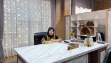 Kepala DPMPTSP Kabupaten PALI, Rismaliza, S.H., M.Si., saat memberikan keterangan resmi terkait langkah pengawasan ke depan pasca polemik operasional pabrik kelapa sawit PT Aburahmi, Senin (3/8/2026). (Foto: Dok/Alber Irawan)