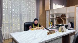 Kepala DPMPTSP Kabupaten PALI, Rismaliza, S.H., M.Si., saat memberikan keterangan resmi terkait langkah pengawasan ke depan pasca polemik operasional pabrik kelapa sawit PT Aburahmi, Senin (3/8/2026). (Foto: Dok/Alber Irawan)
