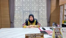 Kepala Dinas Penanaman Modal dan Pelayanan Terpadu Satu Pintu (DPMPTSP) Kabupaten PALI, Rismaliza, S.H., M.Si, saat memberikan keterangan resmi terkait polemik perizinan PT Aburahmi., Senin (3/8/2026). (Foto: Dok/Alber Irawan)