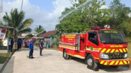 Kepala Dinas Pemadam Kebakaran dan Penyelamatan (DPKP) Kabupaten PALI, Rizal Pahlevi, Ap., M.Si. (berdiri di sisi kiri), mengawasi langsung uji coba performa semprotan air dari unit mobil pemadam kebakaran water supply multifungsi berkapasitas 4.000 liter terbaru. Armada ini disiagakan untuk memperkuat operasional Pos Damkar baru di Desa Gunung Menang, Kecamatan Penukal, guna mendobrak batas response time penanggulangan bencana di Kabupaten PALI., Senin (3/8/2026). (Foto: Dok/tintamerah.co)