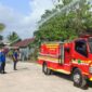 Kepala Dinas Pemadam Kebakaran dan Penyelamatan (DPKP) Kabupaten PALI, Rizal Pahlevi, Ap., M.Si. (berdiri di sisi kiri), mengawasi langsung uji coba performa semprotan air dari unit mobil pemadam kebakaran water supply multifungsi berkapasitas 4.000 liter terbaru. Armada ini disiagakan untuk memperkuat operasional Pos Damkar baru di Desa Gunung Menang, Kecamatan Penukal, guna mendobrak batas response time penanggulangan bencana di Kabupaten PALI., Senin (3/8/2026). (Foto: Dok/tintamerah.co)