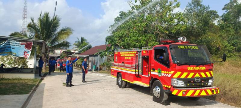 Kepala Dinas Pemadam Kebakaran dan Penyelamatan (DPKP) Kabupaten PALI, Rizal Pahlevi, Ap., M.Si. (berdiri di sisi kiri), mengawasi langsung uji coba performa semprotan air dari unit mobil pemadam kebakaran water supply multifungsi berkapasitas 4.000 liter terbaru. Armada ini disiagakan untuk memperkuat operasional Pos Damkar baru di Desa Gunung Menang, Kecamatan Penukal, guna mendobrak batas response time penanggulangan bencana di Kabupaten PALI., Senin (3/8/2026). (Foto: Dok/tintamerah.co)