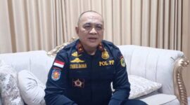 Kepala Satpol PP Kabupaten PALI, Syahrul Darman, menegaskan sikap tegasnya untuk menyetop sementara dan menyegel operasional Pabrik Kelapa Sawit (PKS) PT Aburahmi yang nekat beroperasi tanpa mengantongi izin lengkap, Senin (3/8/2026). (Foto: Dok/tintamerah.co)
