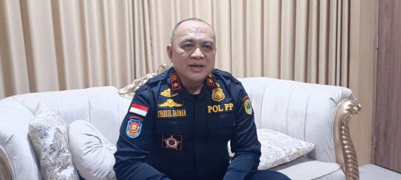 Kepala Satpol PP Kabupaten PALI, Syahrul Darman, menegaskan sikap tegasnya untuk menyetop sementara dan menyegel operasional Pabrik Kelapa Sawit (PKS) PT Aburahmi yang nekat beroperasi tanpa mengantongi izin lengkap, Senin (3/8/2026). (Foto: Dok/tintamerah.co)