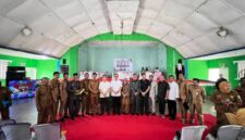 Wakil Ketua II DPRD PALI, Firdaus Hasbullah (tengah, kemeja putih) saat berfoto bersama usai acara reses di Gedung Pesos Pertamina Pendopo, Senin (3/8/2026). FH mencatat aspirasi mendesak warga Talang Ubi, mulai dari krisis air bersih hingga infrastruktur dan mendesak kehadiran OPD dalam setiap reses. (Foto: Dok/ Istimewah)