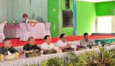 Wakil Ketua II DPRD PALI, Firdaus Hasbullah, S.H., M.H., bersama unsur pimpinan dan anggota DPRD saat memimpin jalannya reses di Gedung Pesos Pertamina Pendopo, Talang Ubi. Dalam forum tersebut, Firdaus menegaskan pentingnya solusi strategis pembangunan jalan lingkar serta sinergi anggaran pusat dan konsorsium migas demi kemajuan infrastruktur daerah. (Foto: Dok/ Istimewah)