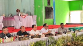 Wakil Ketua II DPRD PALI, Firdaus Hasbullah, S.H., M.H., bersama unsur pimpinan dan anggota DPRD saat memimpin jalannya reses di Gedung Pesos Pertamina Pendopo, Talang Ubi. Dalam forum tersebut, Firdaus menegaskan pentingnya solusi strategis pembangunan jalan lingkar serta sinergi anggaran pusat dan konsorsium migas demi kemajuan infrastruktur daerah. (Foto: Dok/ Istimewah)