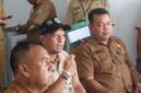 Sekretaris DLH PALI, Bertha Haryanto (tengah), dengan tegas menuntut penjelasan manajemen PT Aburahmi atas operasional pabrik tanpa izin dan dokumen lingkungan yang disembunyikan. Turut hadir dalam sidak, Plt Asisten II Setda PALI, Supawi, yang mendesak penyerahan seluruh dokumen untuk disikapi pemerintah daerah.