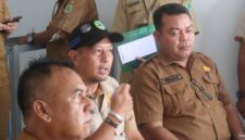 Sekretaris DLH PALI, Bertha Haryanto (tengah), dengan tegas menuntut penjelasan manajemen PT Aburahmi atas operasional pabrik tanpa izin dan dokumen lingkungan yang disembunyikan. Turut hadir dalam sidak, Plt Asisten II Setda PALI, Supawi, yang mendesak penyerahan seluruh dokumen untuk disikapi pemerintah daerah.