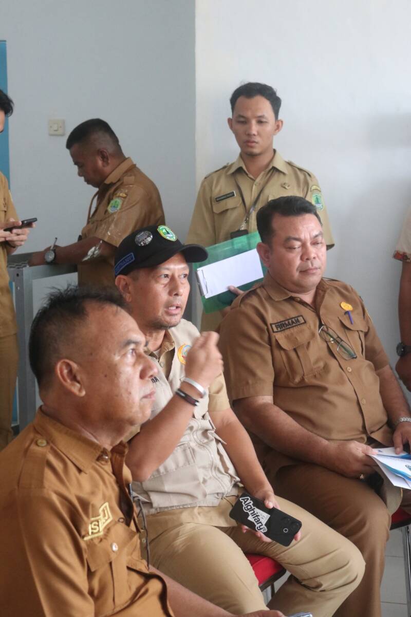 Sekretaris DLH PALI, Bertha Haryanto (tengah), dengan tegas menuntut penjelasan manajemen PT Aburahmi atas operasional pabrik tanpa izin dan dokumen lingkungan yang disembunyikan. Turut hadir dalam sidak, Plt Asisten II Setda PALI, Supawi, yang mendesak penyerahan seluruh dokumen untuk disikapi pemerintah daerah.