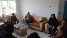 Perwakilan manajemen PT Aburahmi, Sherina Rusli (baju hitam), memberikan keterangan di hadapan tim sidak gabungan lintas OPD Pemkab PALI, Selasa (4/8/2026). (Foto: Dok/tintamerah.co)