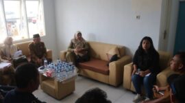Perwakilan manajemen PT Aburahmi, Sherina Rusli (baju hitam), memberikan keterangan di hadapan tim sidak gabungan lintas OPD Pemkab PALI, Selasa (4/8/2026). (Foto: Dok/tintamerah.co)