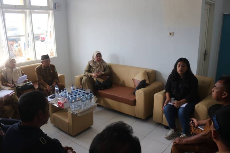Perwakilan manajemen PT Aburahmi, Sherina Rusli (baju hitam), memberikan keterangan di hadapan tim sidak gabungan lintas OPD Pemkab PALI, Selasa (4/8/2026). (Foto: Dok/tintamerah.co)