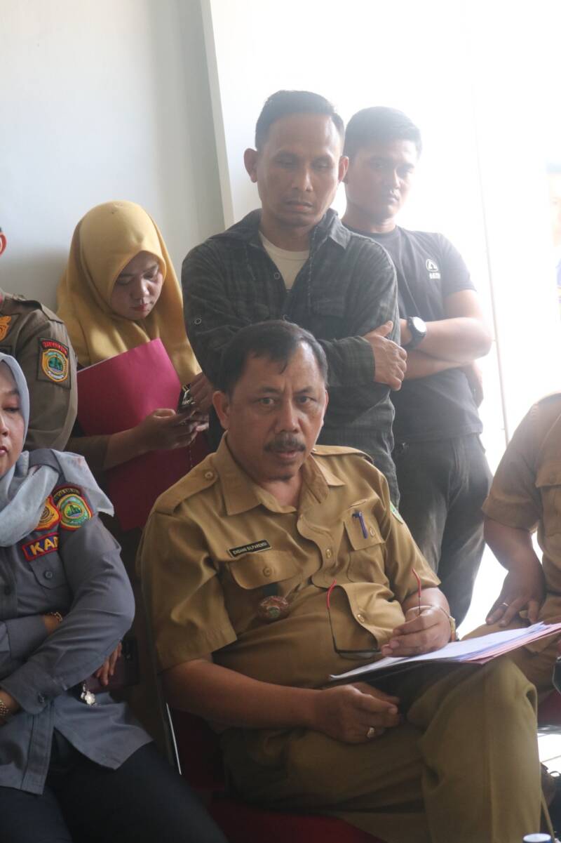 Kepala Dinas Tenaga Kerja dan Transmigrasi PALI, Endang Silparensi, memberikan teguran keras dan tajam kepada manajemen PT Aburahmi saat Sidak Gabungan, Selasa (4/8/2026), lantaran perusahaan nekat melakukan uji coba mesin tanpa izin dan mengabaikan kewajiban lapor ketenagakerjaan. (Foto: Dok/Istimewah)