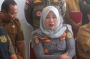 Kartika Sari (tengah), Kepala Dishub PALI, melontarkan kritik pedas dalam sidak gabungan, Selasa (4/8/2026), menuntut PT Aburahmi segera mematuhi aturan Andalalin dan standar keselamatan operasional yang selama ini diabaikan. (Foto: Dok/Istimewah)  